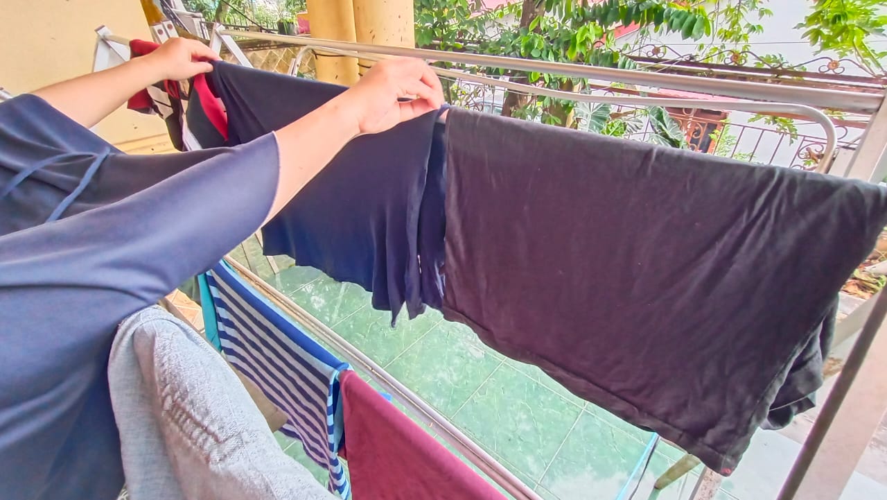 RT hampir mengerjakan semua pekerjaan domestik. Mulai mencuci, bersih-bersih rumah, menyetrika, dan lainnya. (Yasmin/Kaltimtoday.co)